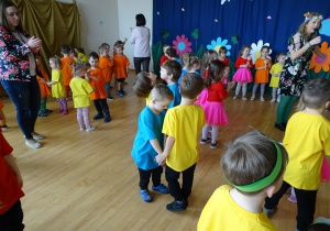 24 Dzieci podczas tańca