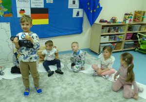chłopiec pokazuje samochód z jego logo