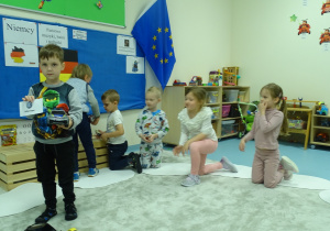 chłopiec pokazuje samochód z jego logo