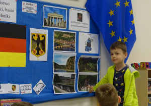 chłopiec pokazuje zabytki Niemiec