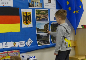 chłopiec pokazuje zabytki Niemiec