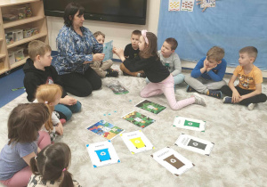 zabawy dywanowe- segregacja śmieci.