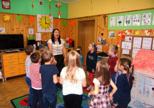 Dzieci wraz z nauczycielem śpiewają piosenkę
