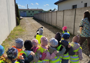 Dzieci stoją w kolejce do rzucania pieskowi patyka