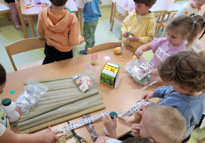 Dzieci ozdabiają pojemniczki, grzechotki