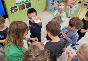 Pani rozdaje dzieciom naklejki