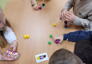 Zabawa zręcznościowa i ćwiczenia pamięci, szybkości