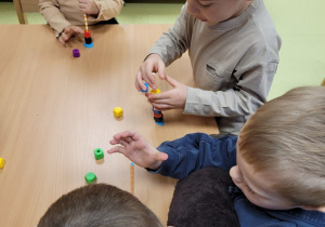 Zabawa zręcznościowa i ćwiczenia pamięci, szybkości