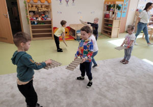 Gra zręcznościowa, badminton z opakowań po jajkach