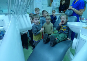 02 Chłopiec siedzi na fotelu w gabinecie u dentysty