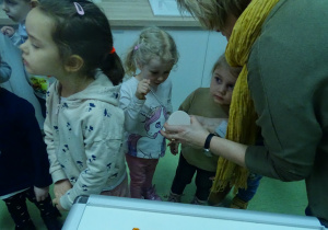 03 Dziewczynki oglądają przybory dentystyczne