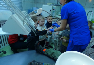 05 Pani stomatolog pokazuje dzieciom narzędzia denystyczne