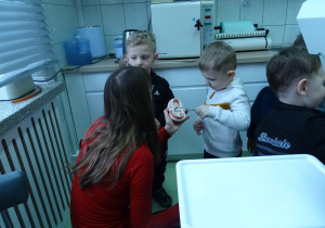 07 Dzieci oglądają sztuczną szczękę