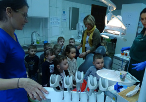 08 Dzieci patrzą jak nalewa się woda do kubka
