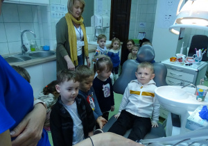 11 Chłopiec siedzi na fotelu u stomatologa