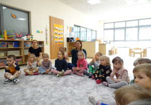 03 Dzieci siedzą na spotkaniu z informatykami
