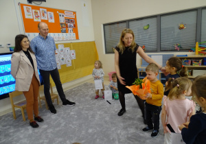 13 Dzieci dziękują za spotkanie dając kwiaty