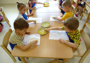 01 Dzieci naklejają różne materiały na sylwete pisanki