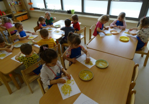 07 Dzieci ozdabiają pisankę makaronem