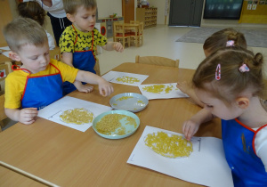 09 Dzieci kończą wyklejanie pisanki