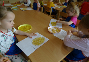 10 Dzieci kończą osdabiać pisankę