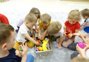 20 Dzieci z sensorycznym pudełkiem