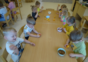 01 Dzieci wsypują różnorodny materiał do butelek plastikowych i jajeczek