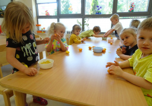 01 Dzieci wsypują różnorodny materiał do butelek plastikowych i jajeczek