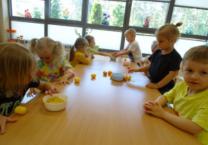 01 Dzieci wsypują różnorodny materiał do butelek plastikowych i jajeczek