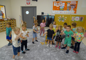 10 Dzieci grają na wykonanych instrumentach