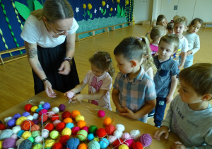 09 Dzieci wybierają kolor włóczki