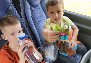 Chłopcy jedzą przekąski w autobusie