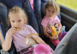 Dzieci jedzą przekąski w autobusie