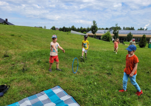 dzieci bawią się hula hop