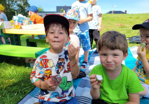 Dzieci jedzą lody