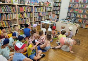 Dzieci podczas spotkania w bibliotece