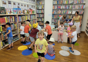 Dzieci oglądają bibliotekę