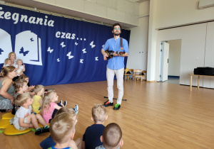 pan Jacek gra na ukulele