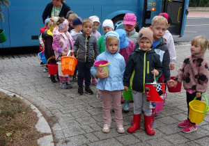 dzieci stoją przed autobusem