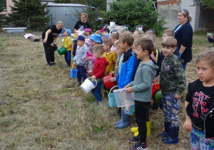 dzieci oglądają jak rolnik wykopuje ziemniaki