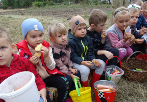 dzieci odpoczywają na ławeczkach