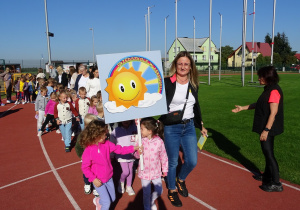 przemarsz przedszkolaków na stadionie