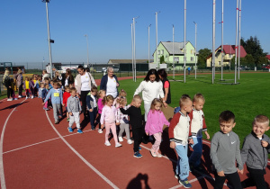 przemarsz przedszkolaków na stadionie