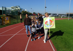 przemarsz przedszkolaków na stadionie