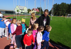 przemarsz przedszkolaków na stadionie