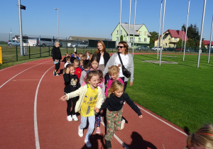 przemarsz przedszkolaków na stadionie