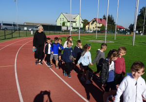 przemarsz przedszkolaków na stadionie