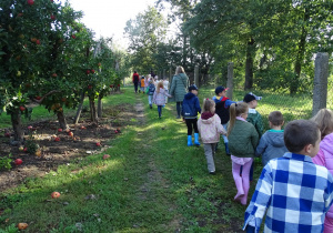 dzieci zwiedzają