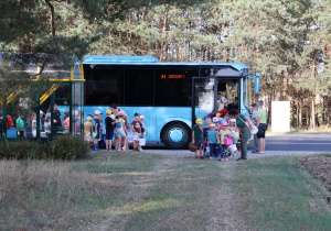 Przedszkolaki przed autobusem