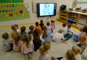 Dzieci oglądają na tablecie filmik o dziewczynce Vashti